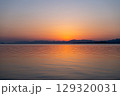夕焼けの静かな湖 129320031