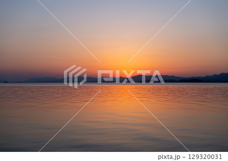 夕焼けの静かな湖 夕焼けの静かな湖 129320031