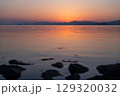 夕焼けの静かな湖 129320032