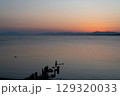 夕焼けの静かな湖 129320033