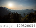 朝焼けの山岳風景 129320034