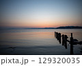 静かな湖に沈む夕日 129320035