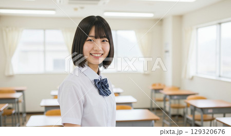 微笑む日本人女子学生 129320676