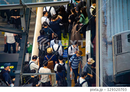 JR大阪駅の通勤通学ラッシュを俯瞰目線で 129320703