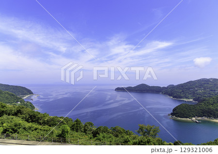 佐田岬半島ミュージアムの展望テラスから眺める美しい海と山の風景 佐田岬半島ミュージアムの展望テラスから眺める美しい海と山の風景 129321006