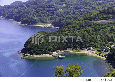 佐田岬半島ミュージアムの展望テラスから眺める美しい海と山の風景 129321008