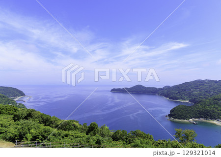 佐田岬半島ミュージアムの展望テラスから眺める美しい海と山の風景 129321014