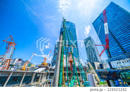 日本の東京都市景観8月5日。猛烈な暑さ…パイルドライバーなどの巨大重機がズラリ…。新章へ…＝渋谷 129321282