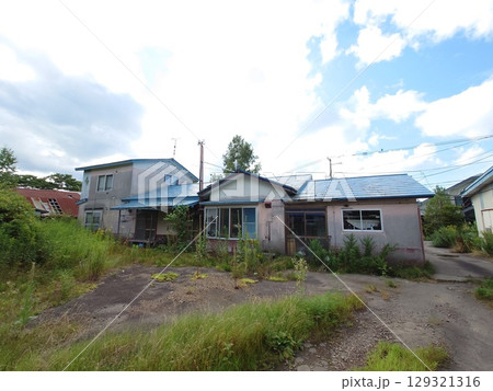更地のある住宅街風景 129321316