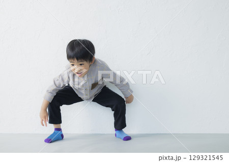 遊ぶ笑顔の男の子 遊ぶ笑顔の男の子 129321545