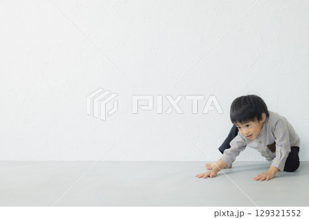 遊ぶ笑顔の男の子 遊ぶ笑顔の男の子 129321552