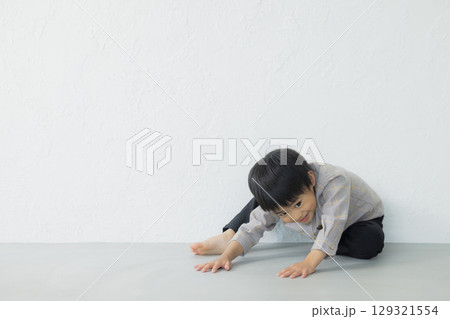 遊ぶ笑顔の男の子 129321554