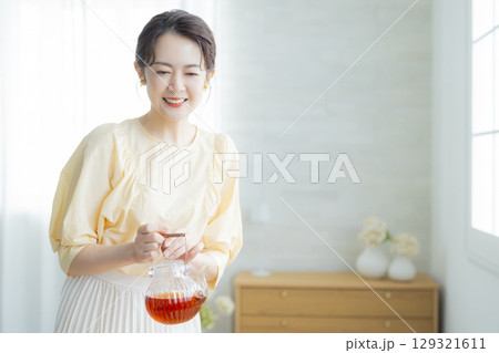 紅茶を飲むミドル女性　 129321611