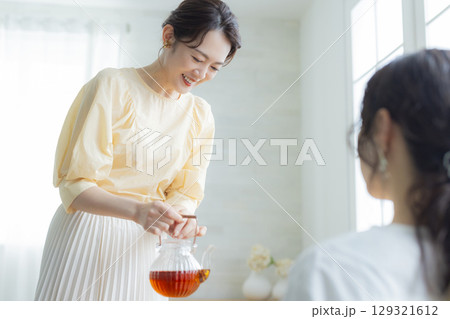 紅茶を飲むミドル女性　 129321612