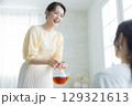 紅茶を飲むミドル女性　 129321613