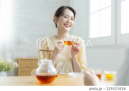 紅茶を飲むミドル女性　 129321616