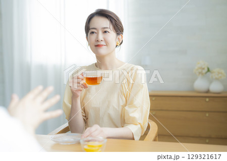 紅茶を飲むミドル女性　 129321617
