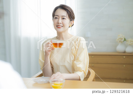 紅茶を飲むミドル女性　 129321618