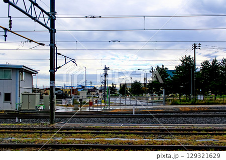 【青森】秋の青森駅 ホームから望む雨に濡れる西口方面の景色 【青森】秋の青森駅 ホームから望む雨に濡れる西口方面の景色 129321629