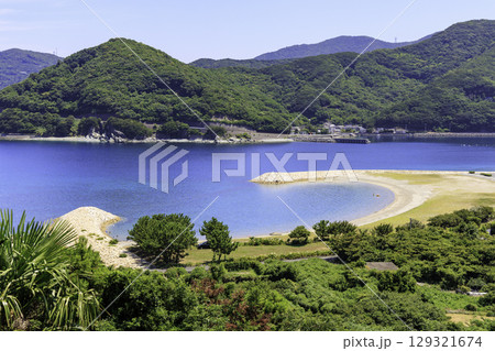 澄んだ青い海と緑の山が広がるムーンビーチ井野浦の絶景風景 129321674