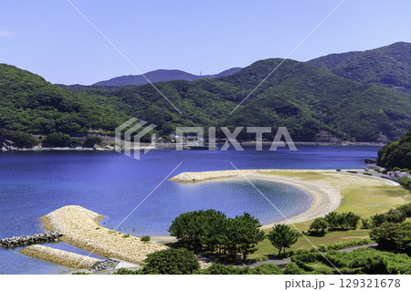 澄んだ青い海と緑の山が広がるムーンビーチ井野浦の絶景風景 129321678