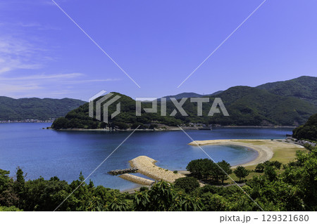 澄んだ青い海と緑の山が広がるムーンビーチ井野浦の絶景風景 129321680