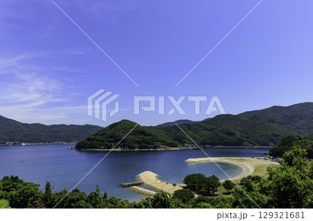 澄んだ青い海と緑の山が広がるムーンビーチ井野浦の絶景風景 129321681