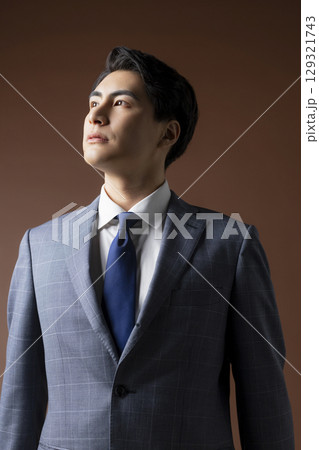 スーツを着た笑顔の若い男性 129321743