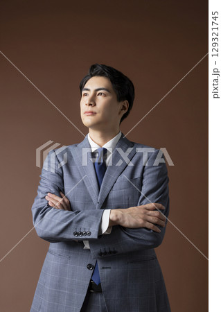 スーツを着た笑顔の若い男性 129321745