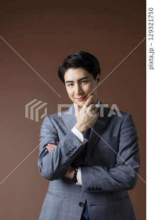 スーツを着た笑顔の若い男性 129321750