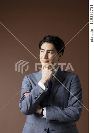 スーツを着た笑顔の若い男性 スーツを着た笑顔の若い男性 129321751