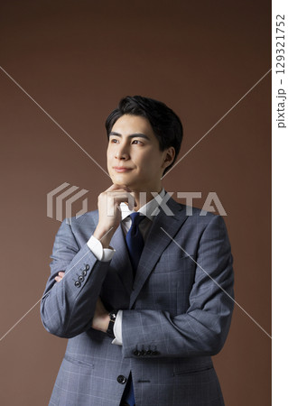 スーツを着た笑顔の若い男性 129321752