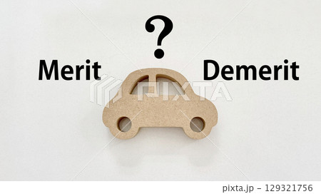 車のナチュラル小物とMeritとDemerit文字とクエスチョンマーク 車のナチュラル小物とMeritとDemerit文字とクエスチョンマーク 129321756