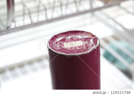 洗って干された水筒の乾燥風景 129321786