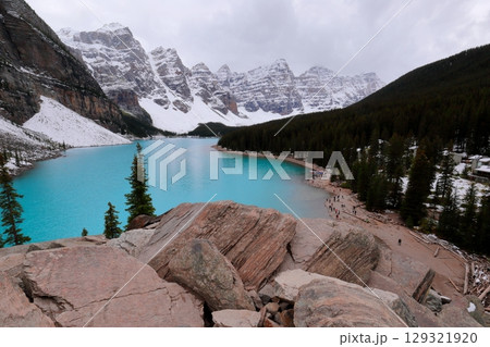 北米カナダのバンフ国立公園の絶景、モレーン湖 129321920