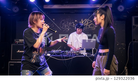 ラップバトルをする2人の女性 129322036