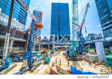 日本の東京都市景観8月5日。猛烈な暑さ…パイルドライバーなどの巨大重機がズラリ…。新章へ…=渋谷 日本の東京都市景観8月5日。猛烈な暑さ…パイルドライバーなどの巨大重機がズラリ…。新章へ…=渋谷 129322037