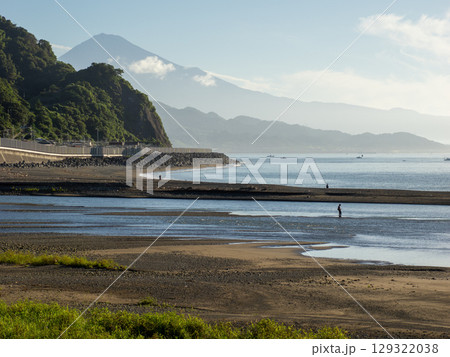朝の静かな河口と富士山 129322038
