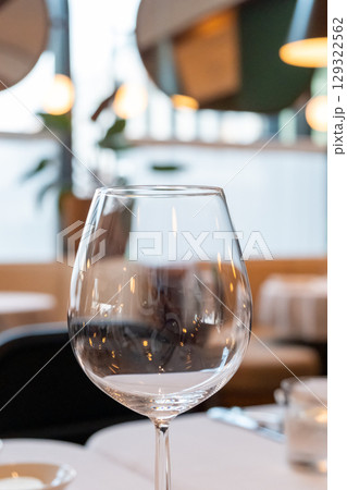 Empty wine glass on the table, with blur background in the restaurant 129322562