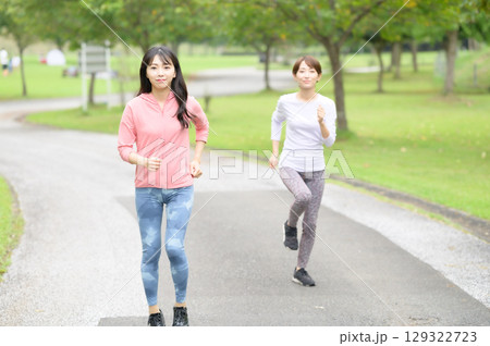 公園をジョギングする二人の女性 公園をジョギングする二人の女性 129322723