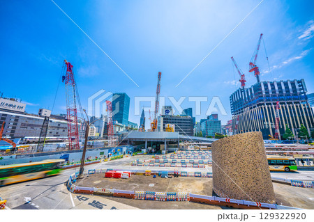 日本の東京都市景観8月5日。新宿駅前や新宿駅西口再開発などを望む…新時代へ 129322920