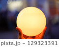 暗闇で優しくオレンジに光る球体の照明 129323391