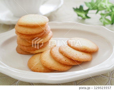白いお皿に盛った手作りのラングドシャクッキー 白いお皿に盛った手作りのラングドシャクッキー 129323557
