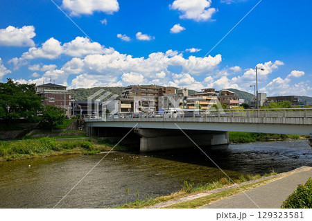 京都の夏空と自然豊かな風景 129323581