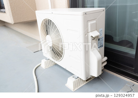 ベランダに置かれたエアコンの室外機 129324957