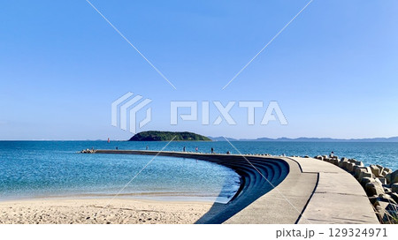 釣りスポットの堤防越しに見る渥美半島と梶島〈恵比寿海水浴場(吉良ワイキキビーチ)/愛知県西尾市〉 釣りスポットの堤防越しに見る渥美半島と梶島〈恵比寿海水浴場(吉良ワイキキビーチ)/愛知県西尾市〉 129324971
