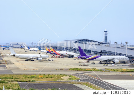大阪府、関空展望ホールスカイビューから眺める関西空港北ウイングの風景 129325036