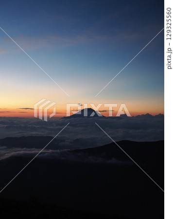 千枚岳山頂から望む朝焼けの富士山 千枚岳山頂から望む朝焼けの富士山 129325560