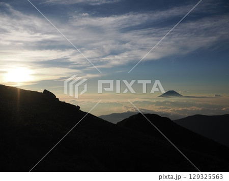 千枚岳山頂から望む朝焼けの富士山 千枚岳山頂から望む朝焼けの富士山 129325563