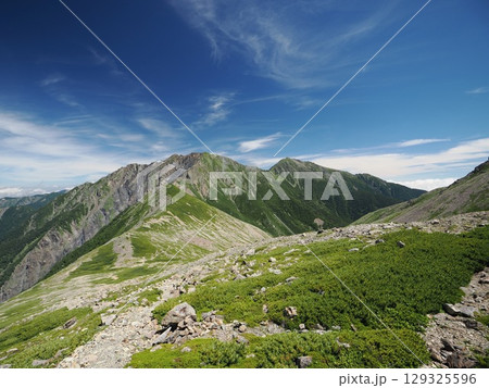 縦走登山道より荒川三山を望む 129325596